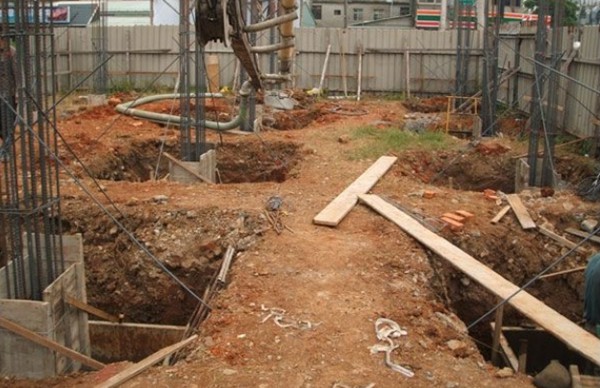 鄉村自建房，挖個坑插點鋼筋就算基礎？老包工頭忍不住笑了(圖2)